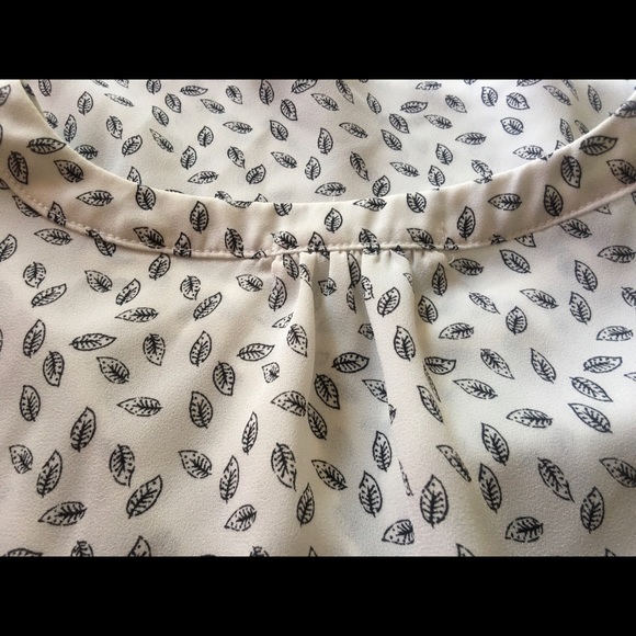 Leaf pattern V neck top - Picture 4 of 4